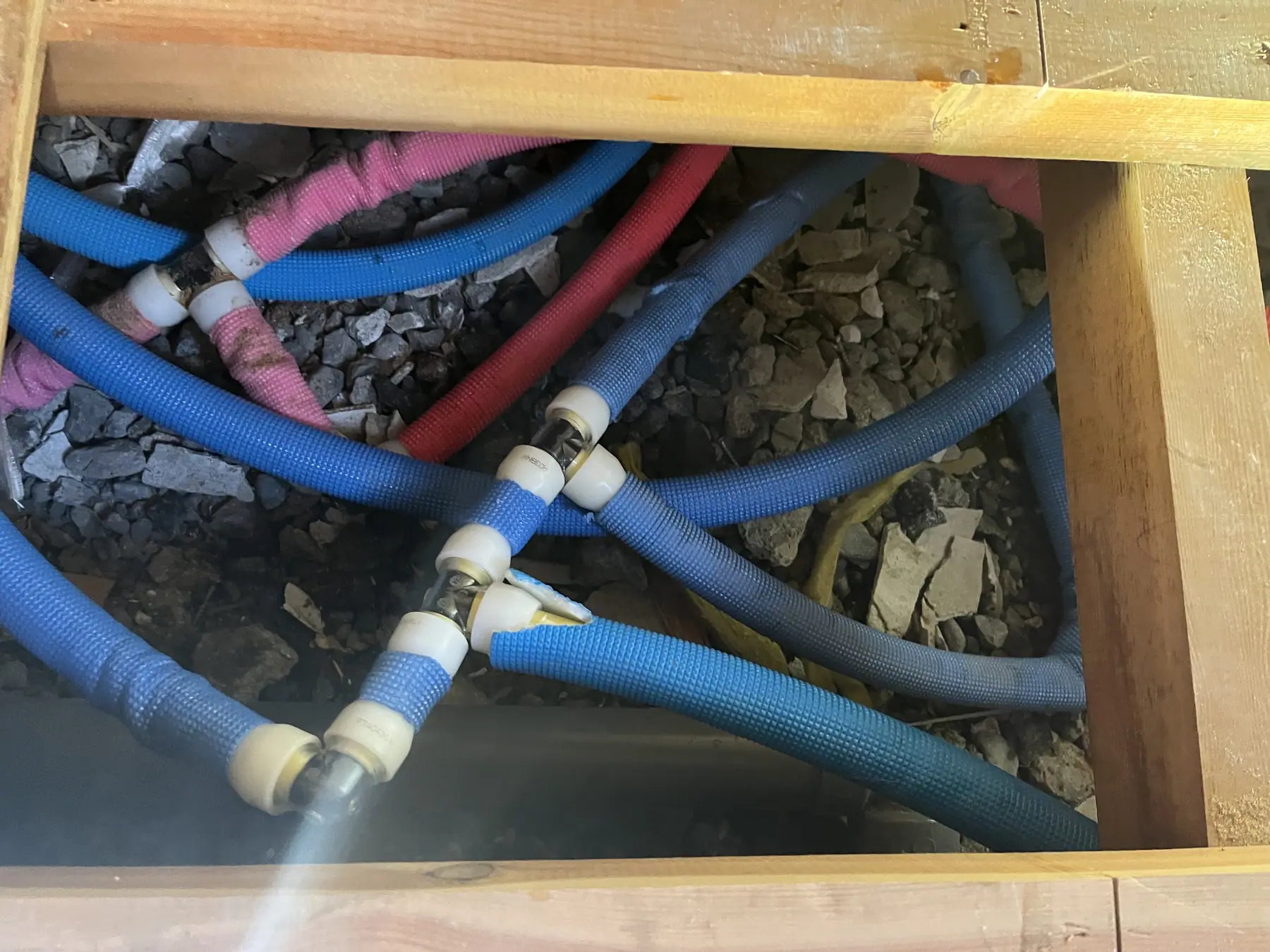 床下に配管された給水・給湯管