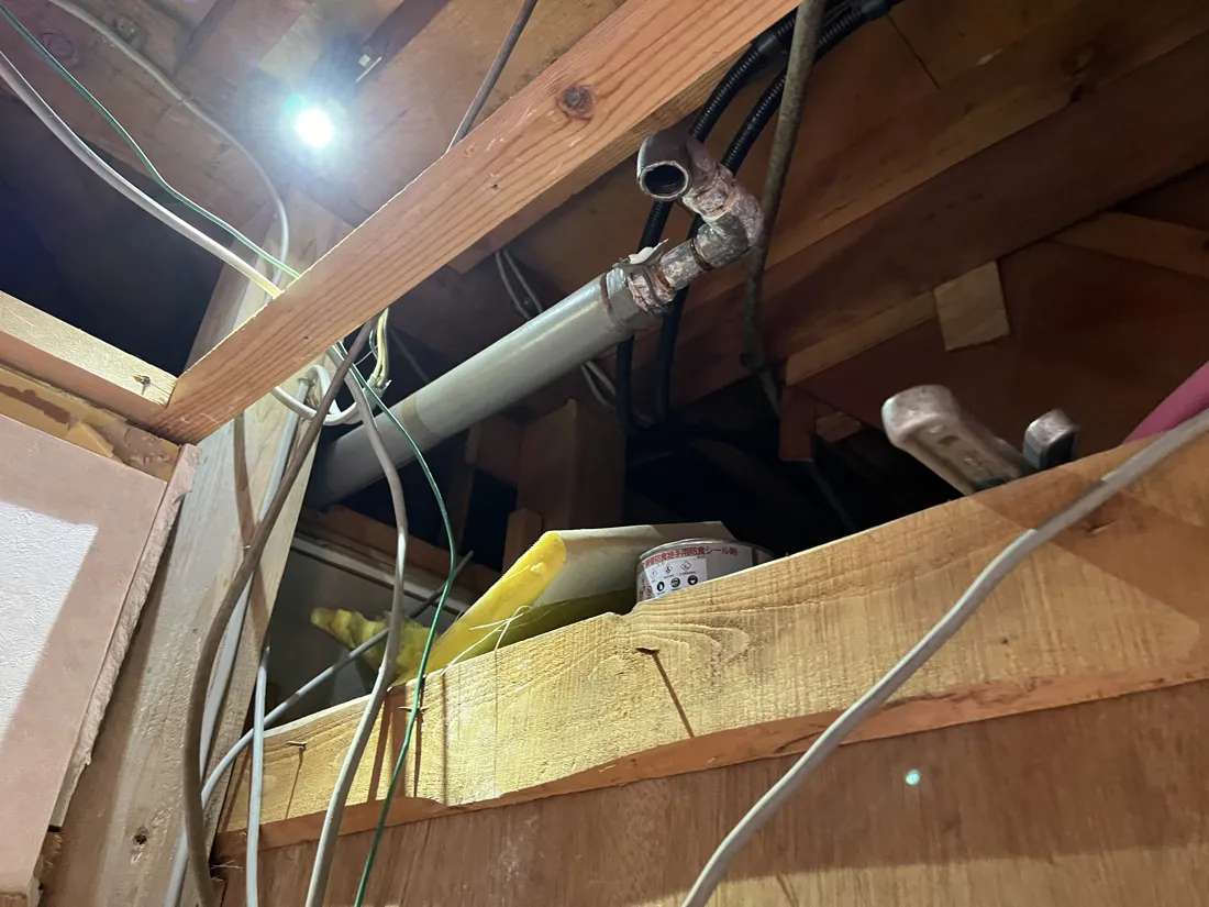 天井裏を通る配管と電気の配線